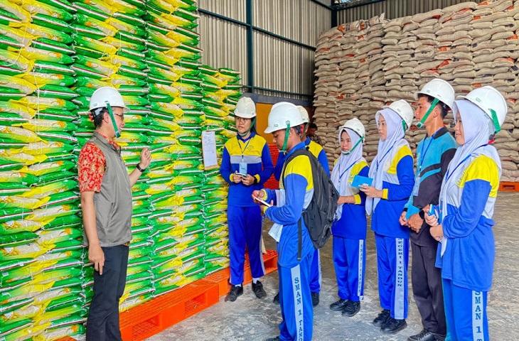 Siswa SMA Negeri 1 Tandun Eduwisata ke Gudang Bulog Kampar